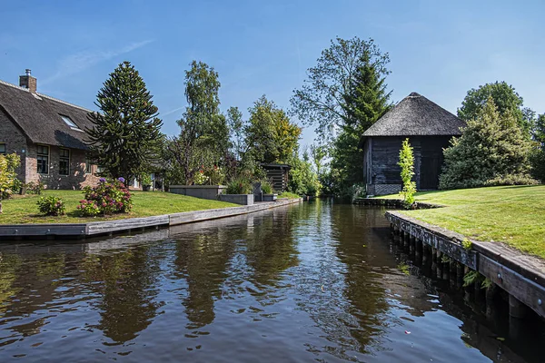 Pohled Typickou Proslulou Holandskou Vesnici Nizozemském Giethoornu Krásné Domy Rostliny — Stock fotografie