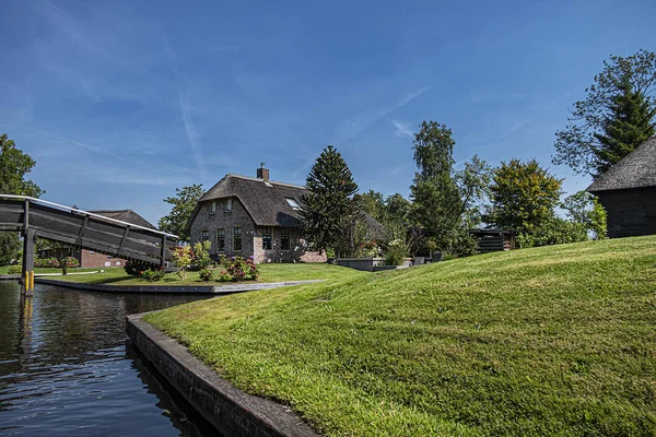 Άποψη Του Διάσημου Τυπικό Ολλανδικό Χωριό Giethoorn Ολλανδία Όμορφα Σπίτια — Φωτογραφία Αρχείου