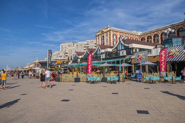 Lahey, Hollanda - 23 Ağustos 2019: Scheveningen plajında gezinti. Scheveningen, Lahey 'in sekiz bölgesinden biri - uzun kumlu sahil ve yamaçlı modern sahil beldesi.