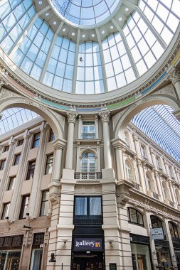 Lahey, Hollanda - 23 Ağustos 2019: De Passage (1885) view. Haagsche Geçidi - Hollanda 'nın en eski alışveriş merkezi, güzel mimarisi ve bazı güzel dükkanları var..