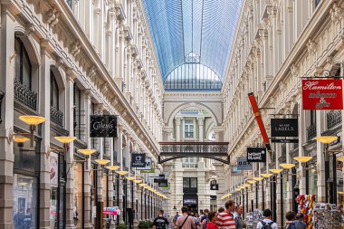Lahey, Hollanda - 23 Ağustos 2019: De Passage (1885) view. Haagsche Geçidi - Hollanda 'nın en eski alışveriş merkezi, güzel mimarisi ve bazı güzel dükkanları var..