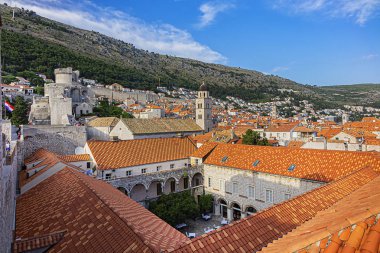 Dubrovnik, Hırvatistan - 23 Haziran 2019: Eski Dubrovnik Kasabası - kale duvarından manzara. Dubrovnik - Unesco Dünya Mirası Sitesi.