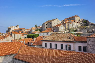 Dubrovnik, Hırvatistan - 23 Haziran 2019: Eski Dubrovnik Kasabası - kale duvarından manzara. Dubrovnik - Unesco Dünya Mirası Sitesi.