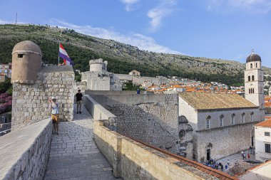 Dubrovnik, Hırvatistan - 23 Haziran 2019: Eski Dubrovnik Kasabası - kale duvarından manzara. Dubrovnik - Unesco Dünya Mirası Sitesi.