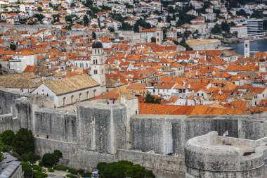 Dubrovnik, Hırvatistan - 23 Haziran 2019: Eski Dubrovnik Kasabası - kale duvarından manzara. Dubrovnik - Unesco Dünya Mirası Sitesi.