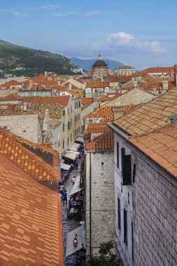Dubrovnik, Hırvatistan - 23 Haziran 2019: Eski Dubrovnik Kasabası - kale duvarından manzara. Dubrovnik - Unesco Dünya Mirası Sitesi.