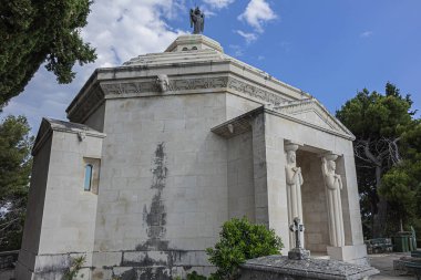 Şehrin yukarısındaki tepede, Cavtat Eski Mezarlığı körfeze bakıyor. Cavtat Mezarlığı şehrin en önemli yerlerinden biridir. Cavtat, Dalmaçya, Hırvatistan.