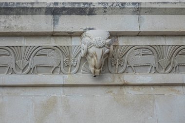 Şehrin yukarısındaki tepede, Cavtat Eski Mezarlığı körfeze bakıyor. Cavtat Mezarlığı şehrin en önemli yerlerinden biridir. Cavtat, Dalmaçya, Hırvatistan.