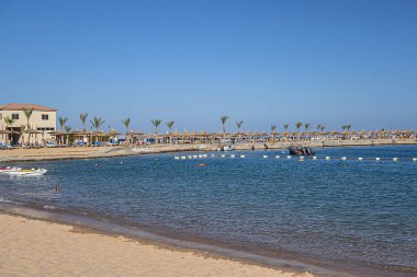 Hurghada, Mısır - 18 Aralık 2018: Beach Albatros Resort her şeyi kapsayan lüks bir tatil köyüdür (664 oda); manzaralı bahçeler, parlak havuzlar ve kristal mavi denizle çevrilidir. Güzel sahil.