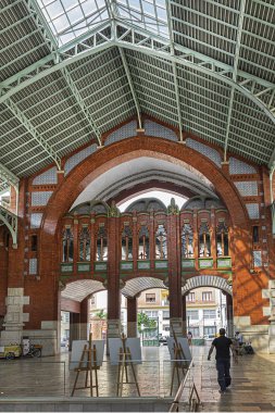 Valencia, İspanya - 2 Temmuz 2019: Art Nouveau Mercado de Colon (Columbus Market, 1916) - Valencia şehir merkezindeki eski pazar. Mercado Colon yiyecek tezgahları, kafeler, kalite dükkanları için özenle seçilen sunucu.