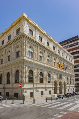 Alicante, İspanya - 1 Temmuz 2019: Alicante 'de güzel bir sokak manzarası. Alicante İspanya 'nın güneydoğu Costa Blanca eyaletinde yer alan bir liman şehridir. İspanya.