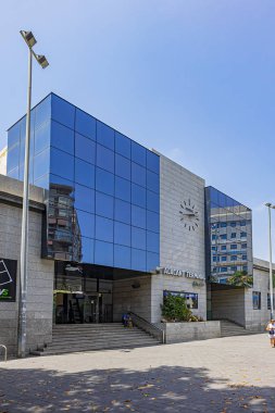 Alicante, İspanya - 1 Temmuz 2019: Alicante 'de güzel bir sokak manzarası. Alicante İspanya 'nın güneydoğu Costa Blanca eyaletinde yer alan bir liman şehridir. İspanya.