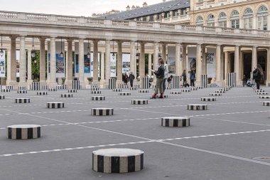 Paris, Fransa - 29 Mayıs 2019: Cour d 'Honneur in Palais Royal (Palais-Cardinal, 1639), Paris: Siyah ve beyaz Sütunlar Buren (1985)).
