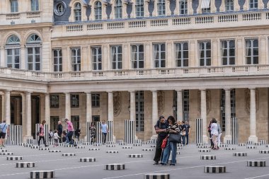 Paris, Fransa - 29 Mayıs 2019: Cour d 'Honneur in Palais Royal (Palais-Cardinal, 1639), Paris: Siyah ve beyaz Sütunlar Buren (1985)).