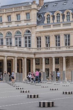Paris, Fransa - 29 Mayıs 2019: Cour d 'Honneur in Palais Royal (Palais-Cardinal, 1639), Paris: Siyah ve beyaz Sütunlar Buren (1985)).