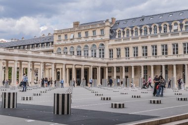 Paris, Fransa - 29 Mayıs 2019: Cour d 'Honneur in Palais Royal (Palais-Cardinal, 1639), Paris: Siyah ve beyaz Sütunlar Buren (1985)).