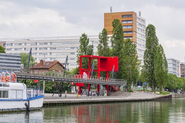 Paris, Fransa - 21 Mayıs 2019: Paris Park de la Villette (Parc de la Villette): Ourcq Kanalı, eğlence gemileri ve Footbridge 'ler.