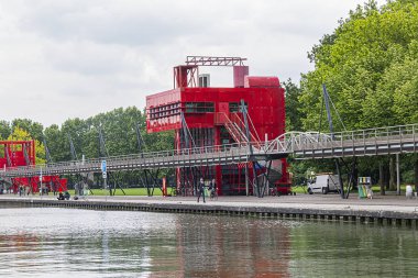 Paris, Fransa - 21 Mayıs 2019: Paris Park de la Villette (Parc de la Villette): Ourcq Kanalı, eğlence gemileri ve Footbridge 'ler.