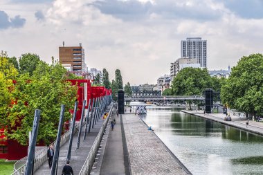 Paris, Fransa - 21 Mayıs 2019: Paris Park de la Villette (Parc de la Villette): Ourcq Kanalı, eğlence gemileri ve Footbridge 'ler.