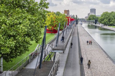 Paris, Fransa - 21 Mayıs 2019: Paris Park de la Villette (Parc de la Villette): Ourcq Kanalı, eğlence gemileri ve Footbridge 'ler.