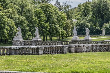 Şelale Havzası 'nın (Bassin des Cascades, 1866) heykelleri Fontainebleau Sarayı yakınlarındaki güzel halk parkında (Chateau de Fontainebleau, 1137). Fontainebleau, Paris banliyösü (55 km), Fransa.