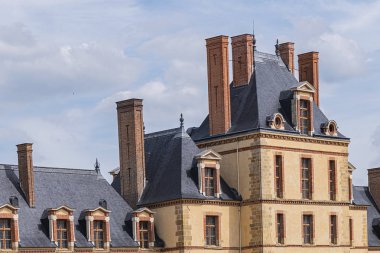 Güzel Ortaçağ (Xii yüzyıl), Fontainebleau kraliyet avcılık kalesinin tarihi simgesidir. Fontainebleau Sarayı - Fransa 'nın en büyük kraliyet şatolarından biri (Paris' ten 55 km uzakta). Sarayın mimari parçaları..
