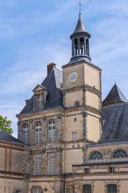 Güzel Ortaçağ (Xii yüzyıl), Fontainebleau kraliyet avcılık kalesinin tarihi simgesidir. Fontainebleau Sarayı - Fransa 'nın en büyük kraliyet şatolarından biri (Paris' ten 55 km uzakta). Sarayın mimari parçaları..