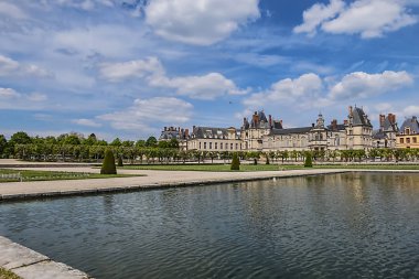 Fontainebleau Sarayı (Chateau de Fontainebleau, 1137) yakınlarındaki güzel halk parkı Paris 'in banliyösündeki en büyük Fransız kraliyet şatolarından biridir (55 kilometre). Fontainebleau, Fransa.