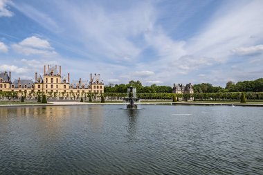 Fontainebleau Sarayı (Chateau de Fontainebleau, 1137) yakınlarındaki güzel halk parkı Paris 'in banliyösündeki en büyük Fransız kraliyet şatolarından biridir (55 kilometre). Fontainebleau, Fransa.