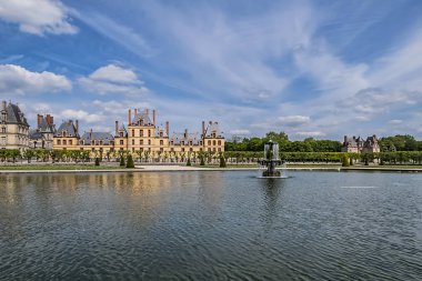 Fontainebleau Sarayı (Chateau de Fontainebleau, 1137) yakınlarındaki güzel halk parkı Paris 'in banliyösündeki en büyük Fransız kraliyet şatolarından biridir (55 kilometre). Fontainebleau, Fransa.