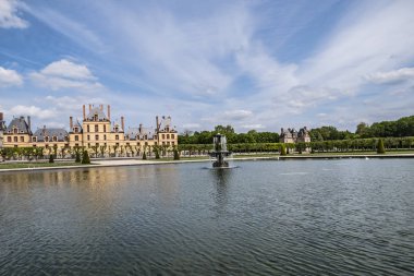 Fontainebleau Sarayı (Chateau de Fontainebleau, 1137) yakınlarındaki güzel halk parkı Paris 'in banliyösündeki en büyük Fransız kraliyet şatolarından biridir (55 kilometre). Fontainebleau, Fransa.
