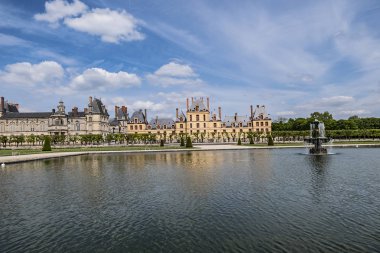 Fontainebleau Sarayı (Chateau de Fontainebleau, 1137) yakınlarındaki güzel halk parkı Paris 'in banliyösündeki en büyük Fransız kraliyet şatolarından biridir (55 kilometre). Fontainebleau, Fransa.