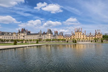 Fontainebleau Sarayı (Chateau de Fontainebleau, 1137) yakınlarındaki güzel halk parkı Paris 'in banliyösündeki en büyük Fransız kraliyet şatolarından biridir (55 kilometre). Fontainebleau, Fransa.