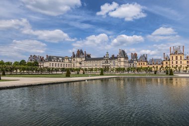 Fontainebleau Sarayı (Chateau de Fontainebleau, 1137) yakınlarındaki güzel halk parkı Paris 'in banliyösündeki en büyük Fransız kraliyet şatolarından biridir (55 kilometre). Fontainebleau, Fransa.