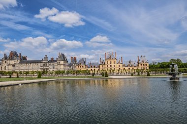 Fontainebleau Sarayı (Chateau de Fontainebleau, 1137) yakınlarındaki güzel halk parkı Paris 'in banliyösündeki en büyük Fransız kraliyet şatolarından biridir (55 kilometre). Fontainebleau, Fransa.