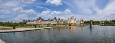 Fontainebleau Sarayı (Chateau de Fontainebleau, 1137) yakınlarındaki güzel halk parkı Paris 'in banliyösündeki en büyük Fransız kraliyet şatolarından biridir (55 kilometre). Fontainebleau, Fransa.