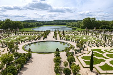 Versailles, Fransa - 27 Mayıs 2019: Versay Sarayı 'nda Orangerie Parterre (1684 - 1686). Versailles Sarayı Paris 'in 20 kilometre güneybatısında bir kraliyet şatosuydu..
