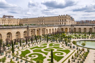 Versailles, Fransa - 27 Mayıs 2019: Versay Sarayı 'nda Orangerie Parterre (1684 - 1686). Versailles Sarayı Paris 'in 20 kilometre güneybatısında bir kraliyet şatosuydu..