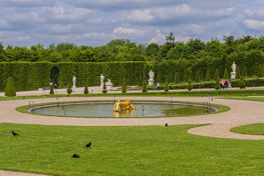 Versailles, Fransa - 27 Mayıs 2019: Parterre de Latone 'de Kuzey Kertenkele Havuzu (Bassin des Lezards Nord). Versailles Sarayı - Paris 'in 20 km güneybatısında eski bir kraliyet şatosu..