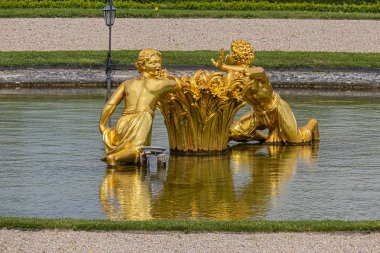 Versailles, Fransa - 27 Mayıs 2019: Parterre de Latone 'de Kuzey Kertenkele Havuzu (Bassin des Lezards Nord). Versailles Sarayı - Paris 'in 20 km güneybatısında eski bir kraliyet şatosu..