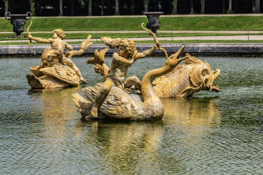 Versailles, Fransa - 27 Mayıs 2019: Versailles Sarayı 'ndaki Ejderha Çeşmesi' nin ayrıntıları - Paris 'in merkezinin 20 km güneybatısındaki kraliyet şatosu. 