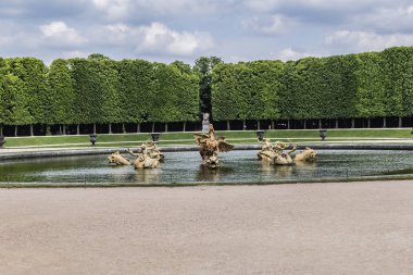 Versailles, Fransa - 27 Mayıs 2019: Versailles Sarayı 'ndaki Ejderha Çeşmesi' nin ayrıntıları - Paris 'in merkezinin 20 km güneybatısındaki kraliyet şatosu. 