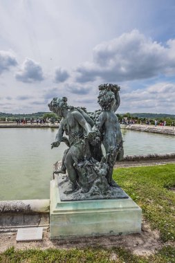 Versailles, Fransa - 27 Mayıs 2019 Versailles Sarayı 'ndaki su parterinde güzel antik bronz heykel. Kraliyet Versay Sarayı ve çevresindeki bahçeler Unesco Dünya Mirasları Listesi 'dir..