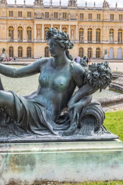 Versailles, Fransa - 27 Mayıs 2019 Versailles Sarayı 'ndaki su parterinde güzel antik bronz heykel. Kraliyet Versay Sarayı ve çevresindeki bahçeler Unesco Dünya Mirasları Listesi 'dir..