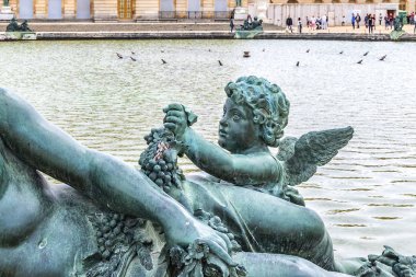 Versailles, Fransa - 27 Mayıs 2019 Versailles Sarayı 'ndaki su parterinde güzel antik bronz heykel. Kraliyet Versay Sarayı ve çevresindeki bahçeler Unesco Dünya Mirasları Listesi 'dir..