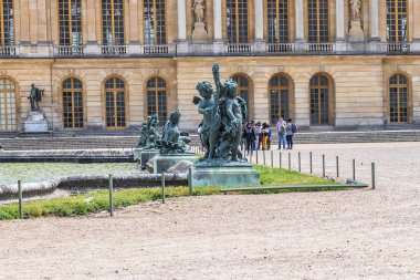 Versailles, Fransa - 27 Mayıs 2019 Versailles Sarayı 'ndaki su parterinde güzel antik bronz heykel. Kraliyet Versay Sarayı ve çevresindeki bahçeler Unesco Dünya Mirasları Listesi 'dir..
