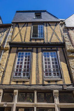 Le Mans, Fransa - 01 Haziran 2019: Fransız şehri Le Mans 'ın antik kesimindeki Ortaçağ sokağı - Plantagenet (Eski Şehir). Le Mans, Maine, Fransa.