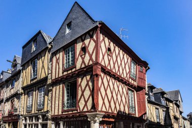 Le Mans, Fransa - 01 Haziran 2019: Fransız şehri Le Mans 'ın antik kesimindeki Ortaçağ sokağı - Plantagenet (Eski Şehir). Le Mans, Maine, Fransa.