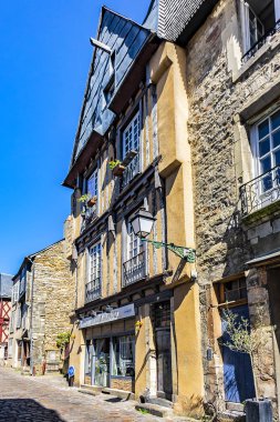 Le Mans, Fransa - 01 Haziran 2019: Fransız şehri Le Mans 'ın antik kesimindeki Ortaçağ sokağı - Plantagenet (Eski Şehir). Le Mans, Maine, Fransa.