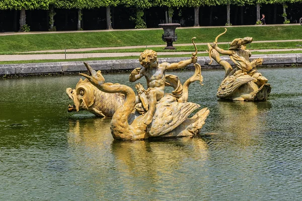 ヴェルサイユ宮殿 フランス フランス 2019年5月27日 ヴェルサイユ宮殿のドラゴン噴水の詳細 パリ中心部から南西に20キロメートル — ストック写真